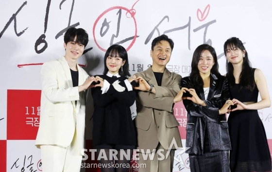 배우 이동욱, 임수정, 장현성, 이미도, 지이수, 박범수 감독이 3일 오전 서울 광진구 롯데시네마 건대입구점에서 진행된 영화 '싱글 인 서울' 제작보고회에 참석해 포즈를 취하고 있다.  '싱글 인 서울'은 혼자가 좋은 파워 인플루언서 '영호'와 혼자는 싫은 출판사 편집장 '현진'이 싱글 라이프에 관한 책을 만들면서 벌어지는 이야기를 그린 웰메이드 로맨스다. 오는 29일 개봉. 2023.11.03 /사진=김창현