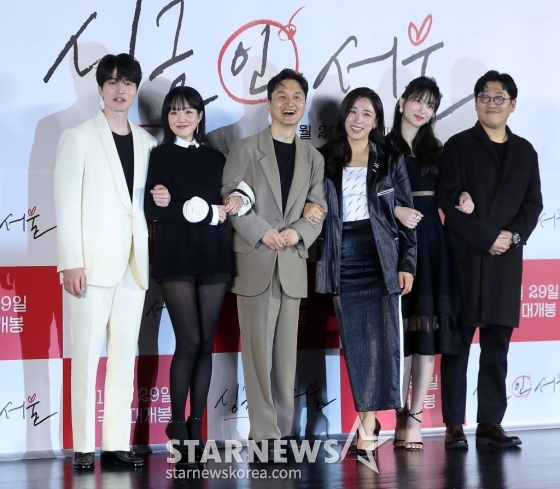 배우 이동욱, 임수정, 장현성, 이미도, 지이수, 박범수 감독이 3일 오전 서울 광진구 롯데시네마 건대입구점에서 진행된 영화 '싱글 인 서울' 제작보고회에 참석해 포즈를 취하고 있다.  '싱글 인 서울'은 혼자가 좋은 파워 인플루언서 '영호'와 혼자는 싫은 출판사 편집장 '현진'이 싱글 라이프에 관한 책을 만들면서 벌어지는 이야기를 그린 웰메이드 로맨스다. 오는 29일 개봉. 2023.11.03 /사진=김창현