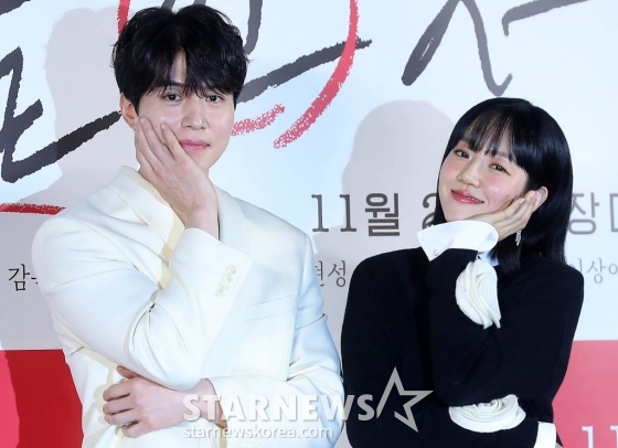 배우 이동욱, 임수정이 3일 오전 서울 광진구 롯데시네마 건대입구점에서 진행된 영화 '싱글 인 서울' 제작보고회에 참석해 포즈를 취하고 있다.  '싱글 인 서울'은 혼자가 좋은 파워 인플루언서 '영호'와 혼자는 싫은 출판사 편집장 '현진'이 싱글 라이프에 관한 책을 만들면서 벌어지는 이야기를 그린 웰메이드 로맨스다. 오는 29일 개봉. 2023.11.03 /사진=김창현