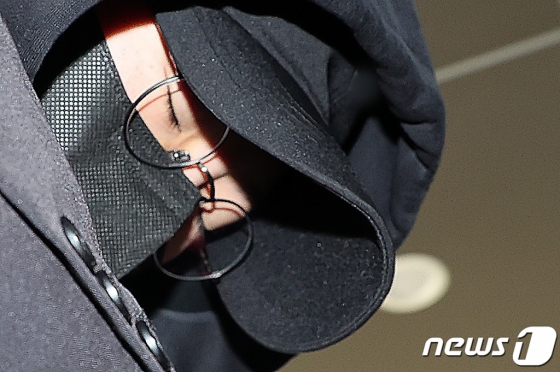 (서울=뉴스1) 이동해 기자 = 남현희 전 펜싱 국가대표 재혼 상대로 알려진 뒤 사기 의혹을 받는 전청조 씨가 3일 오후 서울 송파구 서울동부지방법원에서 열린 구속 전 피의자 심문(영장실질심사)에 출석하고 있다. 2023.11.3/뉴스1 Copyright (C) 뉴스1. All rights reserved. 무단 전재 및 재배포, AI학습 이용 금지.