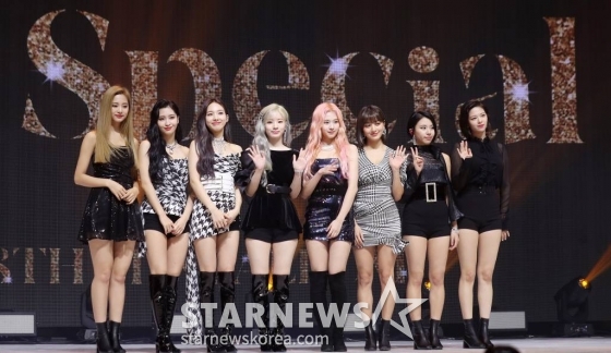 그룹 트와이스가 23일 오후 서울 광진구 광장동 예스24라이브홀에서 열린 여덟 번째 미니앨범 '필 스페셜(Feel Special)' 발매 기념 쇼케이스에서 포즈를 취하고 있다. /사진=스타뉴스