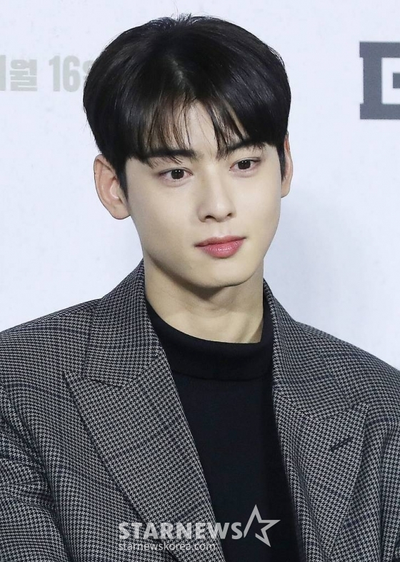 아스트로 차은우가 21일 오전 서울 광진구 롯데시네마 건대입구점에서 진행된 영화 '데시벨' 제작보고회에서 생각에 잠겨 있다.  '데시벨'은 소음이 커지는 순간 폭발하는 특수 폭탄으로 도심을 점거하려는 폭탄 설계자(이종석 분)와 그의 타깃이 된 전직 해군 부함장(김래원 분)이 벌이는 사운드 테러 액션 영화. 11월 16일 개봉. 2022.10.21 /사진=김창현 기자 chmt@