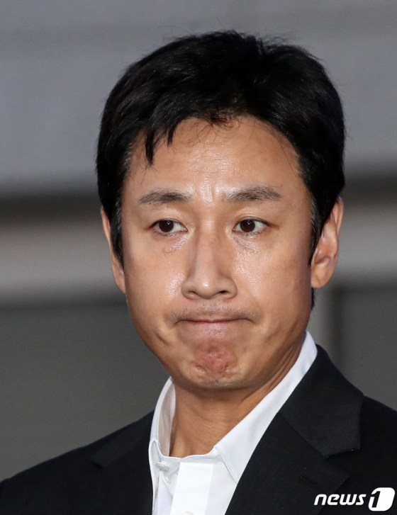 (인천=뉴스1) 이승배 기자 = 마약 투약 혐의를 받는 배우 이선균이 28일 오후 인천 남동구 인천논현경찰서에서 소환조사를 마치고 발걸음을 옮기고 있다. 2023.10.28/뉴스1 Copyright (C) 뉴스1. All rights reserved. 무단 전재 및 재배포, AI학습 이용 금지.