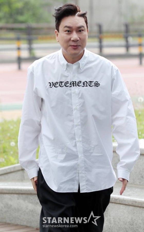 가수 이상민이 16일 오후 경기 고양시 일산동구 장항동 빛마루방송지원센터에서 진행된 E채널 '탑골 랩소디 : K-POP도 통역이 되나요?' 녹화에 참석하고 있다. '탑골 랩소디'는 매주 6명의 글로벌 싱어들이 가왕의 자리를 놓고 치열한 대결을 펼친다. 이른바 ‘탑골송’인 과거 K팝 명곡을 1절은 한국어, 2절은 자국어로 부르며 K팝의 새로운 글로벌 프로젝트를 시도하고 있다. 매주 토요일 방송. /사진=김창현 기자 chmt@