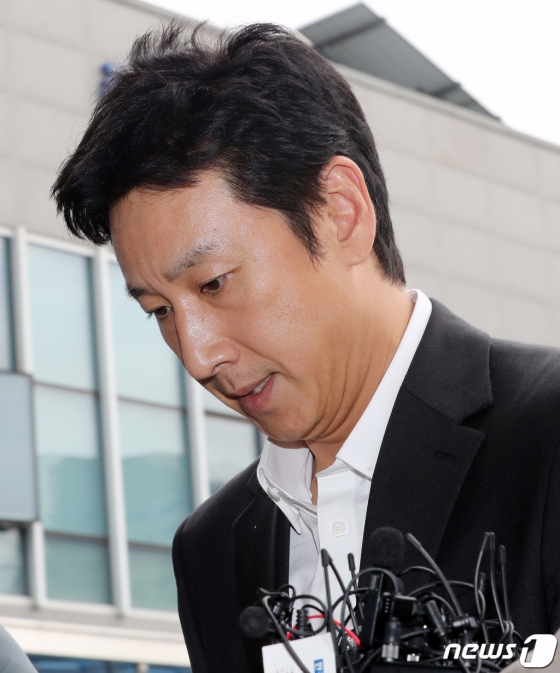 (인천=뉴스1) 박세연 기자 = 마약 투약 혐의를 받고 있는 배우 이선균이 4일 오후 소환조사를 받기 위해 인천 남동구 인천논현경찰서로 들어서고 있다. 2023.11.4/뉴스1 Copyright (C) 뉴스1. All rights reserved. 무단 전재 및 재배포, AI학습 이용 금지.