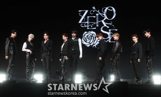 그룹 제로베이스원(ZEROBASEONE)이 6일 오후 서울 광진구 예스24라이브홀에서 진행된 미니 2집 'MELTING POINT'(멜팅 포인트) 발매기념 쇼케이스에서 신곡을 선보이고 있다.  이번 앨범에는 타이틀 곡 '크러시'(가시)를 비롯해  '멜팅 포인트', '테이크 마이 핸드', '키즈 존', '굿나잇' 등 총 5곡이 수록됐다. /2023.11.06 /사진=이동훈