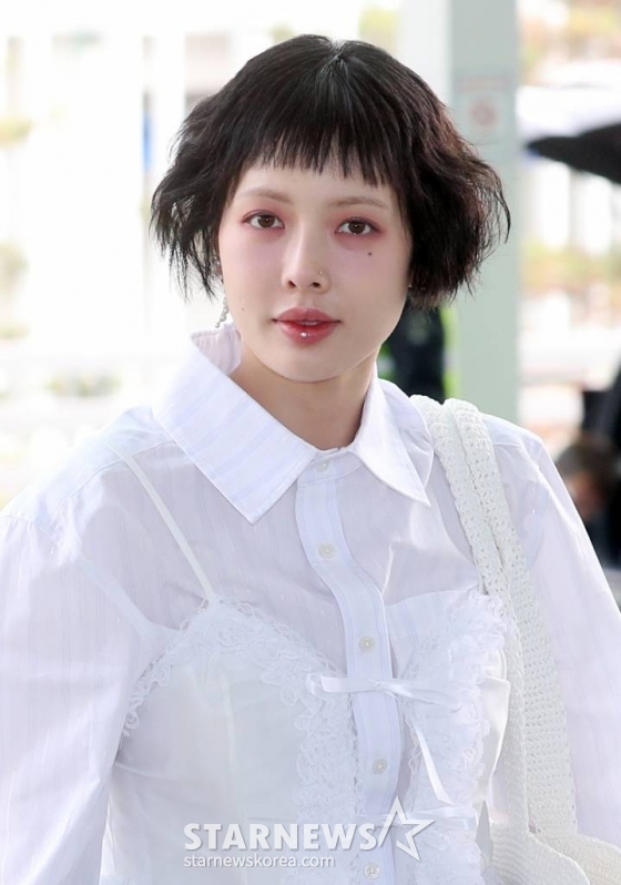 가수 현아(HyunA)가 태국 방콕 공연 차 13일 오전 인천국제공항을 통해 출국하고 있다. 2023.04.13 /사진=임성균 기자 tjdrbs23@