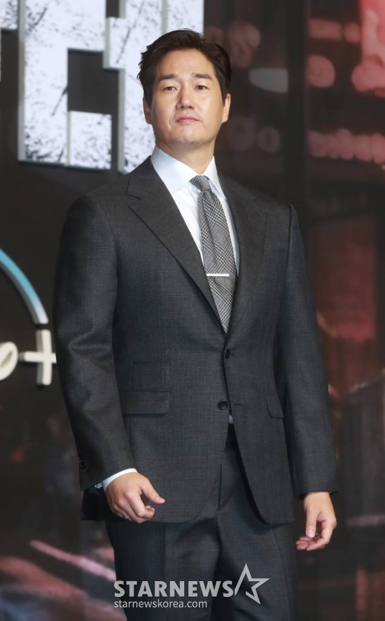 배우 유지태가 6일 오전 서울 강남구 그랜드 인터컨티넨탈 서울 파르나스에서 진행된 디즈니+ '비질란테' 제작발표회에 참석해 포즈를 취하고 있다. 낮에는 법을 수호하는 모범 경찰대생이지만, 밤이면 법망을 피한 범죄자들을 직접 심판하는 '비질란테'로 살아가는 김지용과 그를 둘러싸고 각기 다른 목적을 가진 사람들의 이야기를 그린 액션 스릴러 '비질란테'는 오는 8일 공개된다. /2023.11.06 /사진=이동훈 기자