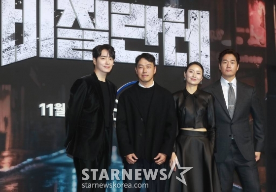 이준혁, 최정열 감독, 김소진, 유지태가 6일 오전 서울 강남구 그랜드 인터컨티넨탈 서울 파르나스에서 진행된 디즈니+ '비질란테' 제작발표회에 참석해 포즈를 취하고 있다.  낮에는 법을 수호하는 모범 경찰대생이지만, 밤이면 법망을 피한 범죄자들을 직접 심판하는 '비질란테'로 살아가는 김지용과 그를 둘러싸고 각기 다른 목적을 가진 사람들의 이야기를 그린 액션 스릴러 '비질란테'는 오는 8일 공개된다. /2023.11.06 /사진=이동훈