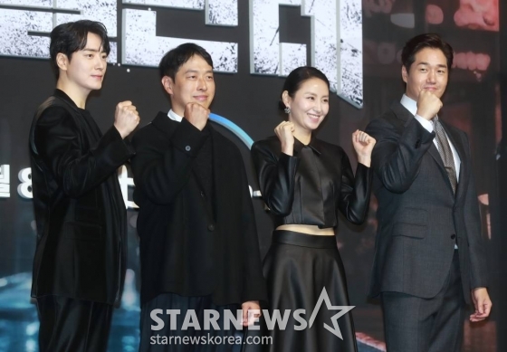 이준혁, 최정열 감독, 김소진, 유지태가 6일 오전 서울 강남구 그랜드 인터컨티넨탈 서울 파르나스에서 진행된 디즈니+ '비질란테' 제작발표회에 참석해 포즈를 취하고 있다.  낮에는 법을 수호하는 모범 경찰대생이지만, 밤이면 법망을 피한 범죄자들을 직접 심판하는 '비질란테'로 살아가는 김지용과 그를 둘러싸고 각기 다른 목적을 가진 사람들의 이야기를 그린 액션 스릴러 '비질란테'는 오는 8일 공개된다. /2023.11.06 /사진=이동훈