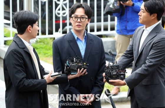 마약 투약 혐의를 받고 있는 가수 지드래곤(본명 권지용)이 6일 오후 인천 남동구 논현경찰서에 출석하며 입장을 밝히고 있다. 지드래곤은 이날 인천경찰청 마약범죄수사계에 피의자 신분으로 자진 출석해 첫 경찰 조사를 받는다. 2023.11.06 /사진=김창현