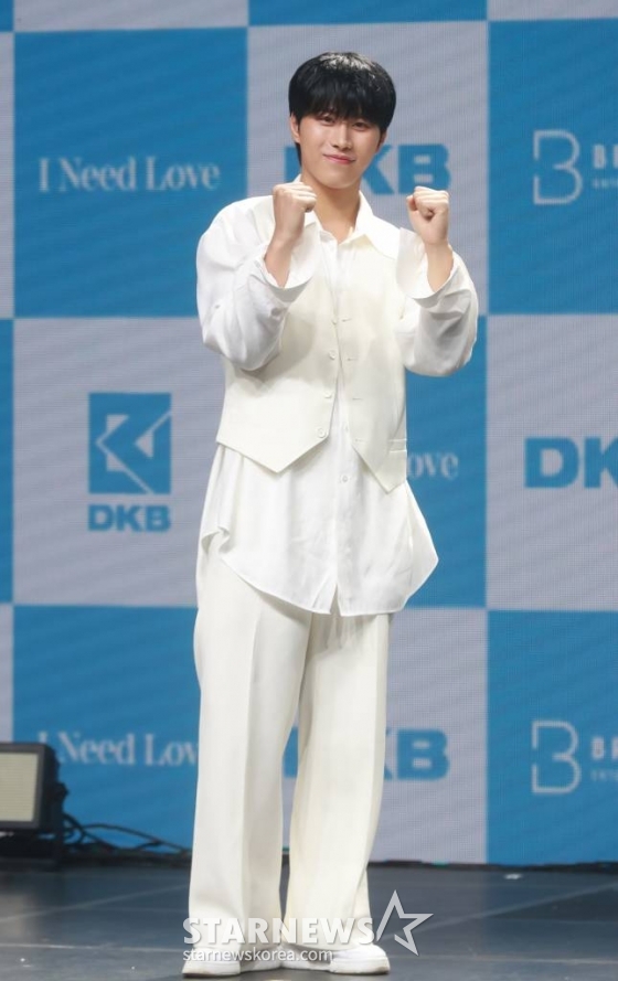 그룹 다크비(DKB) 테오가 14일 오후 서울 마포구 신한play스퀘어 라이브홀에서 진행된 여섯 번째 미니앨범 '아이 닛 럽'(I Need Love) 발매 기념 쇼케이스에서 포즈를 취하고 있다. /2023.06.14 /사진=이동훈 기자 photoguy@