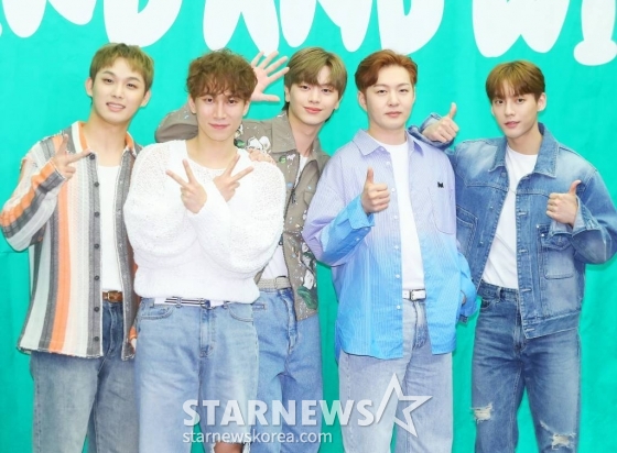 그룹 비투비가 2일 오후 서울 마포구 상암동 스탠포드호텔에서 진행된 12번째 미니앨범 'WIND AND WISH'(윈드 앤드 위시) 발매기념 기자간담회에 참석해 포즈를 취하고 있다. 'WIND AND WISH'는 사랑하는 사람들의 행복과 안녕을 바라는 마음을 담아 비투비 스스로 'Lucky charm'이 돼 세상에 긍정 에너지를 전파하겠다는 메시지를 내포한 앨범. 앨범 동명 타이틀 곡 '나의 바람'(Wind And Wish)는 불어오는 바람에 사랑하는 당신의 행운과 행복을 바라는 '바람'의 중의적인 의미를 내포하고 있으며 비투비 표 발라드와 댄스가 아울러 느껴지는 곡이다. 2023.05.02 /사진=김창현 기자 chmt@