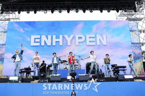 그룹 엔하이픈이 10일 서울 송파구 올림픽공원 88잔디마당에서 진행된 2023 'Weverse Con Festival'(위버스콘 페스티벌)에 참석해 멋진 무대를 선보이고 있다. 위버스의 다채로운 팬 경험을 오프라인에서 즐기며, 동시대 대중음악의 현주소를 종합적으로 경험할 수 있는 '위버스 콘 페스티벌'은 10일과 11일 올림픽공원 KSPO DOME과 88잔디마당에서 막을 올린다. / 사진제공 = 위버스콘 페스티벌 /사진=김창현 기자 chmt@