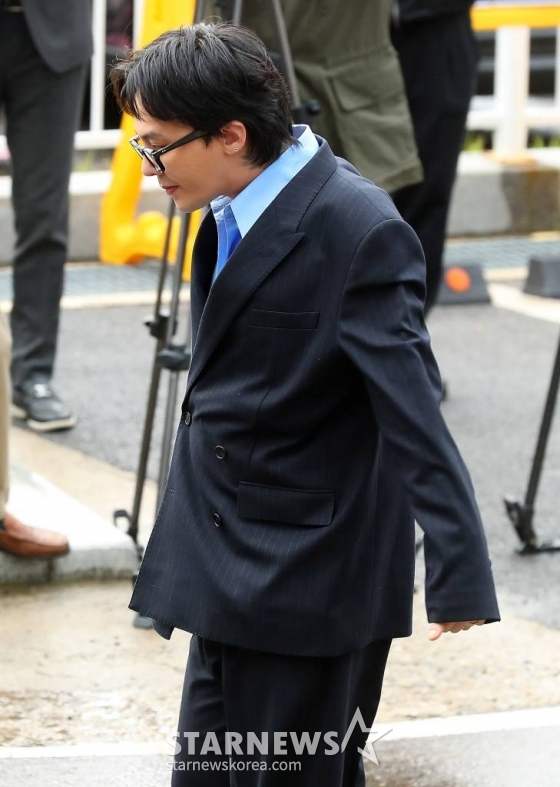 마약 투약 혐의를 받고 있는 가수 지드래곤(본명 권지용)이 6일 오후 인천 남동구 논현경찰서에 출석하고 있다. 지드래곤은 이날 인천경찰청 마약범죄수사계에 피의자 신분으로 자진 출석해 첫 경찰 조사를 받는다. 2023.11.06 /사진=김창현