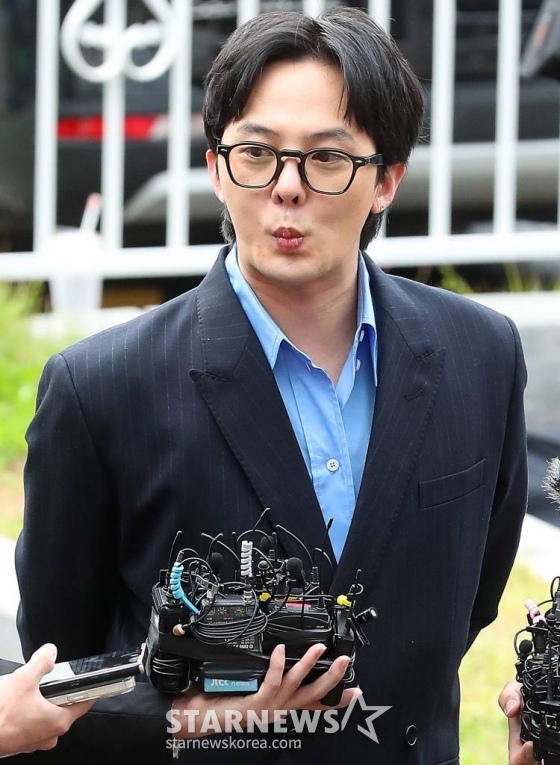 마약 투약 혐의를 받고 있는 가수 지드래곤(본명 권지용)이 6일 오후 인천 남동구 논현경찰서에 출석하고 있다. 지드래곤은 이날 인천경찰청 마약범죄수사계에 피의자 신분으로 자진 출석해 첫 경찰 조사를 받는다. 2023.11.06 /사진=김창현