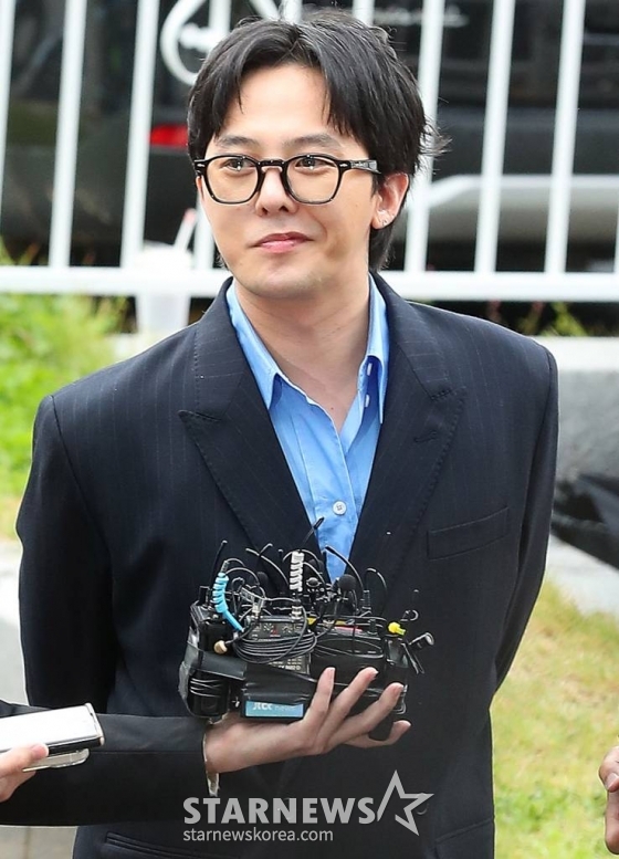 마약 투약 혐의를 받고 있는 가수 지드래곤(본명 권지용)이 6일 오후 인천 남동구 논현경찰서에 출석하고 있다.   지드래곤은 이날 인천경찰청 마약범죄수사계에 피의자 신분으로 자진 출석해 첫 경찰 조사를 받는다. 2023.11.06 /사진=김창현
