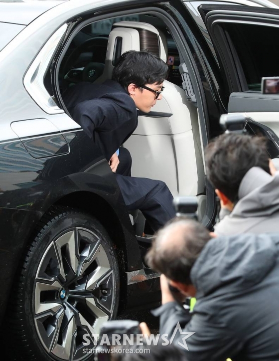 마약 투약 혐의를 받고 있는 가수 지드래곤(본명 권지용)이 6일 오후 인천 남동구 논현경찰서에 출석하고 있다.   지드래곤은 이날 인천경찰청 마약범죄수사계에 피의자 신분으로 자진 출석해 첫 경찰 조사를 받는다. 2023.11.06 /사진=김창현