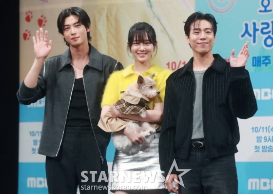배우 차은우, 박규영, 이현우가 11일 오후 서울 마포구 상암동 MBC에서 진행된 수요드라마 '오늘도 사랑스럽개' 제작발표회에 참석해 함께 출연한 강아지 핀아와 포즈를 취하고 있다.  키스를 하면 개로 변하는 저주에 걸린 여자와 그 저주를 풀 수 있는 유일한 치트키지만 개를 무서워하는 남자의 댕며드는 예측불허 판타지 로맨스 드라마 '오늘도 사랑스럽개'는 오늘(11일) 첫 방송된다. /2023.10.11 /사진=이동훈