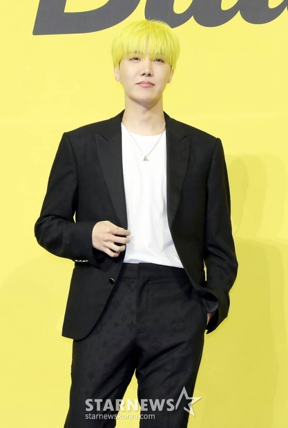 방탄소년단(BTS) 제이홉이 21일 오후 서울 송파구 방이동 올림픽홀에서 진행된 새 싱글앨범 'Butter' 발매 기념 쇼케이스에서 포즈를 취하고 있다. 'Butter'에는 버터처럼 부드럽게 녹아들어 너를 사로잡겠다는 방탄소년단의 귀여운 고백이 담겨있다. 방탄소년단은 'Butter'를 사실상의 선 공개 싱글로 스타트를 끊고 6월 중 'Butter'가 포함된 새 앨범을 발매할 계획이다. 2021.05.21 /사진=김창현 기자 chmt@