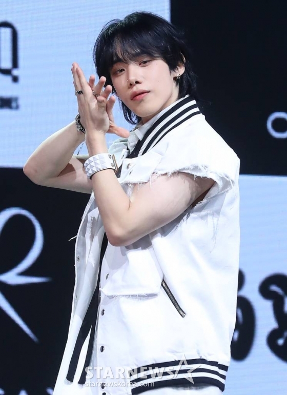 그룹 오메가엑스(OMEGA X) 젠이 7일 오후 서울 광진구 예스24 라이브홀에서 진행된 세 번째 미니앨범 'iykyk(if you know, you know)'(이프 유 노, 유 노) 발매 기념 쇼케이스에 참석해 포즈를 취하고 있다. 오메가엑스의 이번 앨범 타이틀 'JUNK FOOD(정크 푸드)'는 불안정한 느낌의 신스와 베이스가 혼란스러운 분위기를 자아내는 트랩 장르의 힙합곡이다. 2023.11.07 /사진=김창현