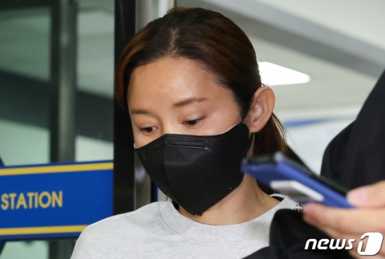 (서울=뉴스1) 김도우 기자 = 펜싱 국가대표 출신 남현희 씨가 7일 서울 송파경찰서에서 전청조 사기 공범 의혹 관련 피의자 신분으로 조사를 마친 뒤 발걸음을 옮기고 있다. 2023.11.7/뉴스1 Copyright (C) 뉴스1. All rights reserved. 무단 전재 및 재배포, AI학습 이용 금지.