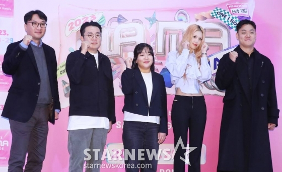 엠넷 박찬욱 사업부장, 이영주PD, 신유선PD, 가수 전소미, 이형진 PD가 8일 오전 서울 강남구 SJ쿤스트할레에서 진행된 '2023 마마 어워즈'(2023 MAMA AWARDS) 미디어데이에 참석해 포즈를 취하고 있다. '2023 마마 어워즈'는 오는 28~29일 양일간 일본 도쿄 돔에서 개최된다. '2023 마마 어워즈'는 엠넷 뿐 아니라 Mnet K-POP을 비롯해 Mnet TV, KCON official, M2를 통해서도 전세계에 생중계될 예정이다. 2023.11.08 /사진=김창현