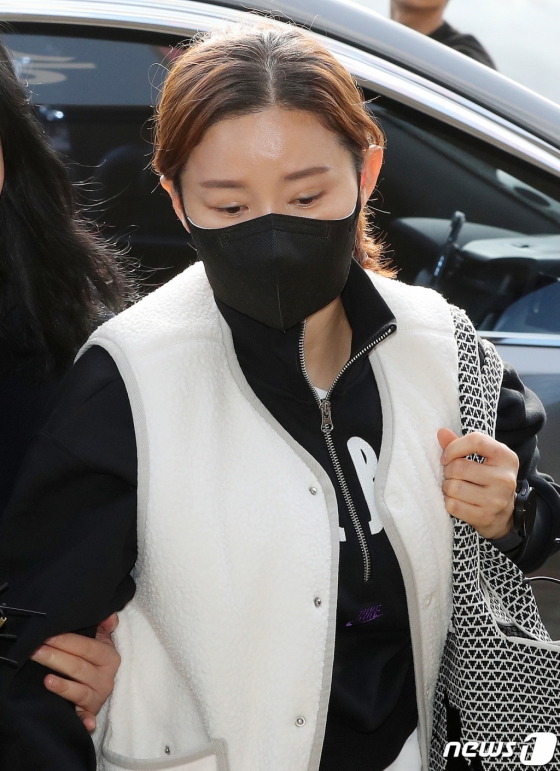 (서울=뉴스1) 박세연 기자 = 펜싱 국가대표 출신 남현희씨가 8일 전청조 사기 공범 의혹 관련 피의자 신분으로 조사를 받기위해 서울 송파경찰서로 들어서고 있다. 이날 경찰은 전청조와 남현희씨를 대질신문 한다. 2023.11.8/뉴스1  Copyright (C) 뉴스1. All rights reserved. 무단 전재 및 재배포,  AI학습 이용 금지.