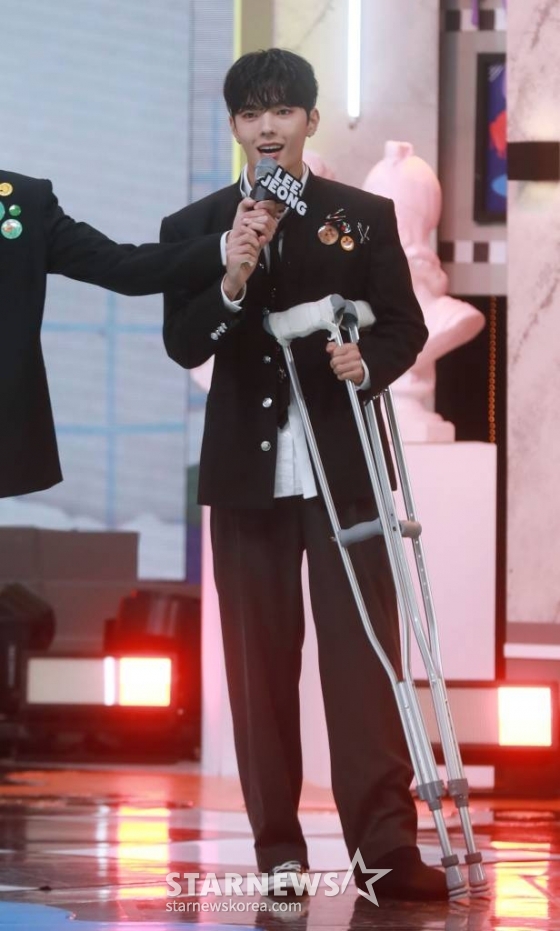 그룹 휘브(WHIB)의 이정이 8일 오후 서울 마포구 상암동 SBS 프리즘 타워에서 진행된 데뷔 싱글 1집 '컷-아웃'(Cut-Out) 발매기념 쇼케이스에 참석해 목발을 짚고 인사말을 하고 있다.  휘브의 데뷔 앨범인 '컷-아웃'은 '여러 가지 색의 도화지를 잘라 붙여 하나의 작품을 만들어내듯 휘브만의 색을 가진 하나의 작품을 만들기 시작하겠다'는 뜻이다. /2023.11.08 /사진=이동훈