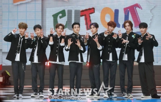 그룹 휘브(WHIB)가 8일 오후 서울 마포구 상암동 SBS 프리즘 타워에서 진행된 데뷔 싱글 1집 '컷-아웃'(Cut-Out) 발매기념 쇼케이스에 참석해 포즈를 취하고 있다. 휘브의 데뷔 앨범인 '컷-아웃'은 '여러 가지 색의 도화지를 잘라 붙여 하나의 작품을 만들어내듯 휘브만의 색을 가진 하나의 작품을 만들기 시작하겠다'는 뜻이다. /2023.11.08 /사진=이동훈
