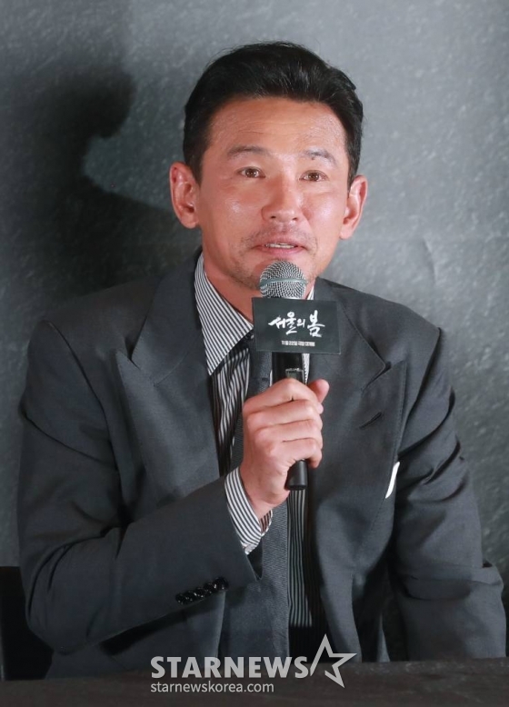 배우 황정민이 9일 오후 서울 강남구 메가박스 코엑스에서 진행된 영화 '서울의 봄'(감독 김성수) 언론시사회 및 기자간담회에 참석해 질문에 답하고 있다. 1979년 12월 12일 수도 서울에서 일어난 신군부 세력의 반란을 막기 위한 일촉즉발의 9시간을 그린 영화 '서울의 봄'은 오는 22일 개봉한다. /2023.11.09 /사진=이동훈