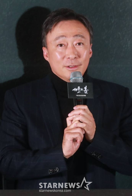 배우 이성민이 9일 오후 서울 강남구 메가박스 코엑스에서 진행된 영화 '서울의 봄'(감독 김성수) 언론시사회 및 기자간담회에 참석해 질문에 답하고 있다.  1979년 12월 12일 수도 서울에서 일어난 신군부 세력의 반란을 막기 위한 일촉즉발의 9시간을 그린 영화 '서울의 봄'은 오는 22일 개봉한다. /2023.11.09 /사진=이동훈