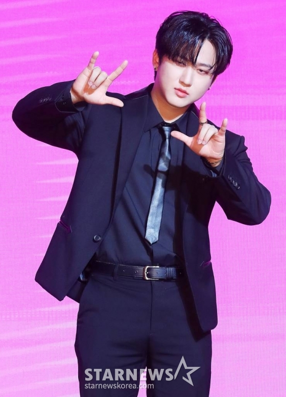그룹 스트레이 키즈(Stray Kids) 창빈이 10일 오전 서울 영등포구 여의도동 콘래드 서울에서 진행된 새 미니 앨범 '樂-STAR'(락스타) 발매 기념 쇼케이스에 참석해 포즈를 취하고 있다. 스트레이 키즈의 새 미니 앨범 '樂-STAR'는 '어떤 상황에서도 우리의 락(樂)은 계속된다'는 스트레이 키즈의 메시지와 자신감을 표현했다. 타이틀곡 '락 (樂)'은 매 앨범 곡 작업을 도맡은 그룹 내 프로듀싱 팀 쓰리라차(3RACHA) 방찬, 창빈, 한이 직접 완성해 고유한 음악적 개성을 듬뿍 녹였다. 후렴구의 반복되는 멜로디와 락(Rock)적인 요소가 곡에 강렬함을 더하고 동음이의어를 활용한 흥미로운 노랫말로 K팝 팬들의 흥을 돋울 예정이다. 2023.11.10 /사진=김창현