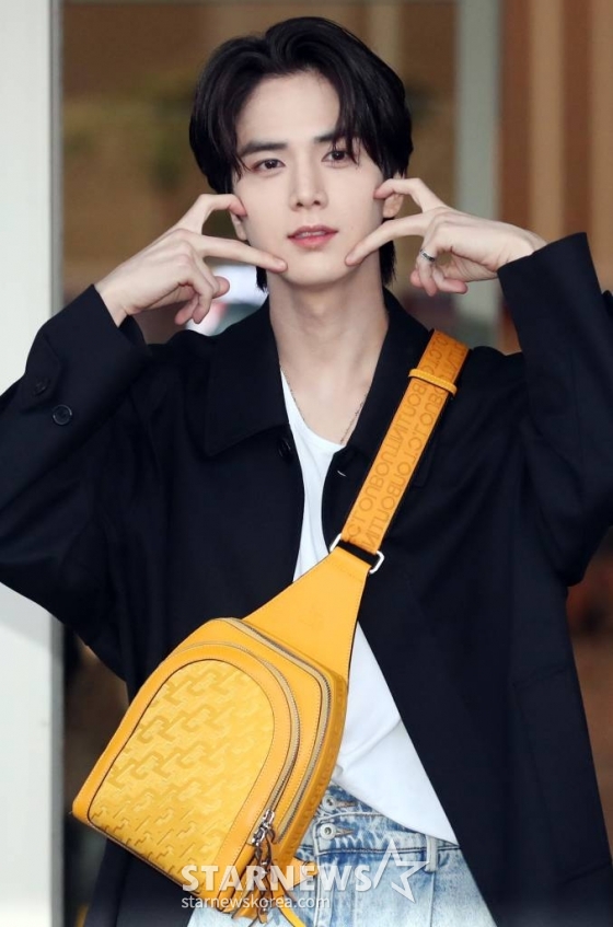 그룹 더보이즈(THE BOYZ) 영훈이 파리패션위크 일정을 위해 27일 오전 인천국제공항을 통해 출국하고 있다. 2023.09.27 /사진=임성균