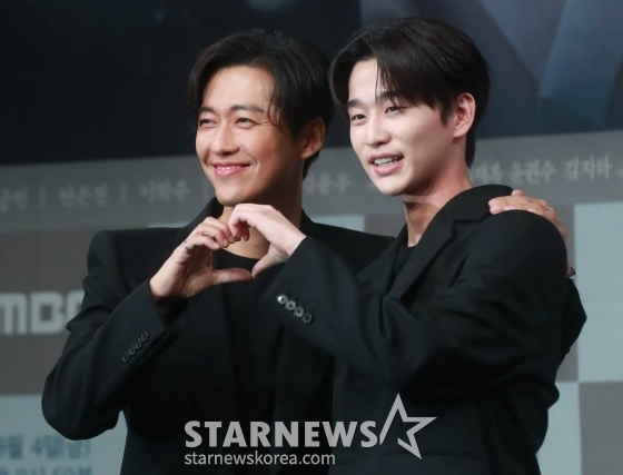 배우 남궁민, 김윤우가 4일 오후 서울 마포구 상암동 MBC에서 진행된 금토드라마 '연인' 제작발표회에 참석해 포즈를 취하고 있다. 병자호란을 겪으며 엇갈리는 연인들의 사랑과 백성들의 생명력을 다룬 휴먼역사멜로 드라마 '연인'은 오늘(4일) 첫 방송된다. /2023.08.04 /사진=이동훈