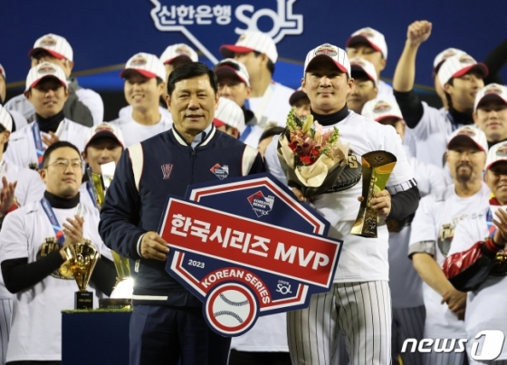 한국시리즈 MVP에 선정된 LG 오지환(오른쪽)이 허구연 KBO 총재와 함께 기념촬영을 하고 있다. /사진=뉴스1