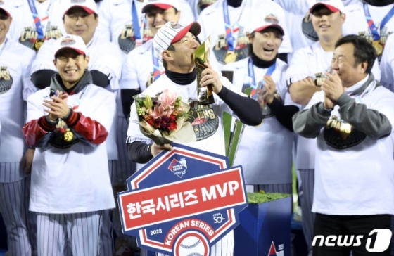 13일 오후 서울 송파구 잠실야구장에서 열린 프로야구 '2023 신한은행 SOL KBO 포스트시즌' 한국시리즈 5차전 LG 트윈스와 kt 위즈의 경기에서 6대2로 승리하며 우승을 차지한 LG 오지환이 한국시리즈 MVP를 차지한 후 트로피에 입을 맞추고 있다. /사진=뉴스1