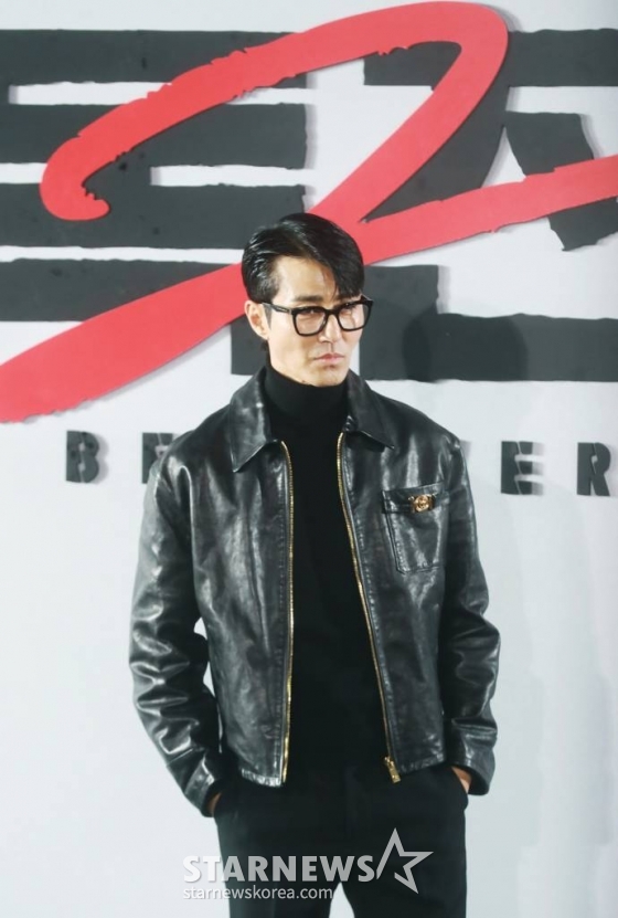 배우 차승원이 14일 오전 서울 CGV용산아이파크몰에서 진행된 넷플릭스 영화 '독전2'(감독 백종열) 제작발표회에 참석해 포즈를 취하고 있다. 용산역에서 벌인 지독한 혈투 이후, 여전히 이선생을 쫓는 원호(조진웅 분)와 사라진 락(오승훈 분), 다시 나타난 브라이언(차승원 분)과 사태 수습을 위해 중국에서 온 큰칼(한효주)의 독한 전쟁을 그린 범죄 액션 영화 '독전2'는 오는 17일 공개된다. /2023.11.14 /사진=이동훈