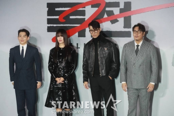 배우 오승훈, 한효주, 차승원, 조진웅이 14일 오전 서울 CGV용산아이파크몰에서 진행된 넷플릭스 영화 '독전2'(감독 백종열) 제작발표회에 참석해 포즈를 취하고 있다. 용산역에서 벌인 지독한 혈투 이후, 여전히 이선생을 쫓는 원호(조진웅 분)와 사라진 락(오승훈 분), 다시 나타난 브라이언(차승원 분)과 사태 수습을 위해 중국에서 온 큰칼(한효주)의 독한 전쟁을 그린 범죄 액션 영화 '독전2'는 오는 17일 공개된다. /2023.11.14 /사진=이동훈