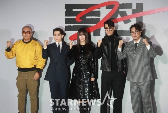 백종열 감독, 배우 오승훈, 한효주, 차승원, 조진웅이 14일 오전 서울 CGV용산아이파크몰에서 진행된 넷플릭스 영화 '독전2'(감독 백종열) 제작발표회에 참석해 포즈를 취하고 있다. 용산역에서 벌인 지독한 혈투 이후, 여전히 이선생을 쫓는 원호(조진웅 분)와 사라진 락(오승훈 분), 다시 나타난 브라이언(차승원 분)과 사태 수습을 위해 중국에서 온 큰칼(한효주)의 독한 전쟁을 그린 범죄 액션 영화 '독전2'는 오는 17일 공개된다. /2023.11.14 /사진=이동훈