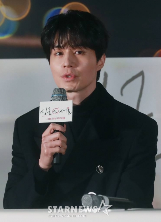 배우 이동욱이 14일 오후 서울 광진구 롯데시네마 건대입구점에서 진행된 영화 '싱글 인 서울'(감독 박범수) 언론시사회에 참석해 질문에 답하고 있다. 혼자가 좋은 파워 인플루언서 영호(이동욱)와 혼자는 싫은 출판사 편집장 현진(임수정)이 싱글 라이프에 관한 책을 만들면서 벌어지는 이야기를 그린 웰메이드 현실 공감 로맨스 '싱글 인 서울'은 오는 29일 개봉한다. /2023.11.14 /사진=이동훈