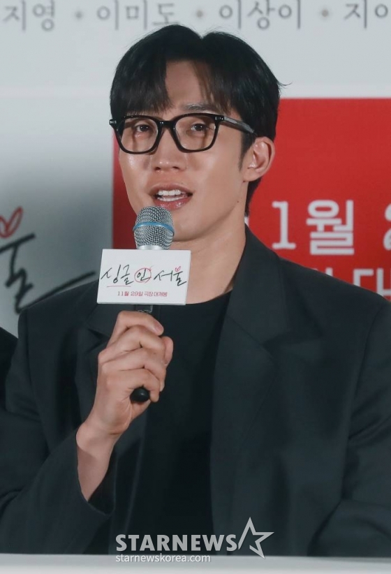 배우 이상이가 14일 오후 서울 광진구 롯데시네마 건대입구점에서 진행된 영화 '싱글 인 서울'(감독 박범수) 언론시사회에 참석해 질문에 답하고 있다. 혼자가 좋은 파워 인플루언서 영호(이동욱)와 혼자는 싫은 출판사 편집장 현진(임수정)이 싱글 라이프에 관한 책을 만들면서 벌어지는 이야기를 그린 웰메이드 현실 공감 로맨스 '싱글 인 서울'은 오는 29일 개봉한다. /2023.11.14 /사진=이동훈