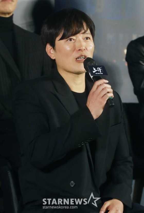 배우 정재영이 15일 오전 서울 광진구 롯데시네마 건대입구점에서 진행된 영화 '노량: 죽음의 바다'(감독 김한민) 제작발표회에 참석해 질문에 답하고 있다. /2023.11.15 /사진=이동훈