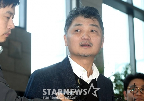 김범수 카카오 미래이니셔티브센터장이 23일 오전 서울 영등포구 여의도동 금융감독원에 SM엔터테인먼트 주가 시세 조종 의혹과 관련해 조사를 받기 위해 출석하고 있다.  카카오는 지난 2월 하이브와의 SM 경영권 인수 경쟁 당시 2400억원을 들여 SM 주가를 의도적으로 끌어 올렸다는 의혹을 받고 있다. /사진=머니S 장동규 기자