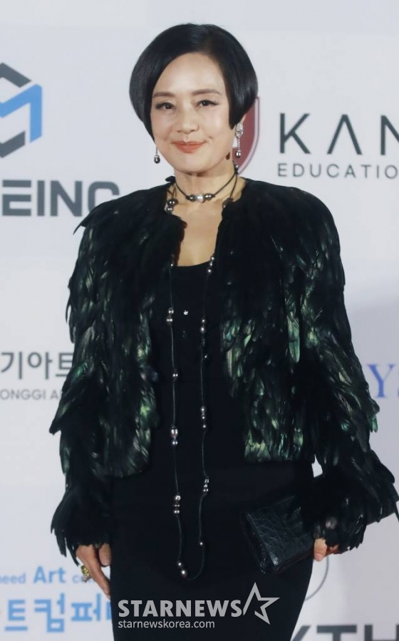 배우 장미희가 15일 오후 경기 수원시 경기아트센터에서 진행된 59회 대종상영화제 레드카펫 행사에 참석해 포즈를 취하고 있다. /2023.11.15 /사진=이동훈