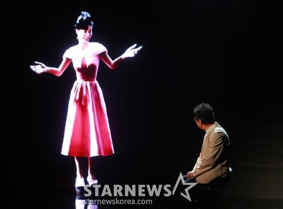 故 김자옥의 남편인 가수 오승근이 7일 오전 서울 강남구 일지아트홀에서 진행된 TV조선 '아바드림' 故 김자옥 아바타 기자간담회에 참석해 생각에 잠겨 있다. /2022.10.07 /사진=이동훈 기자 photoguy@