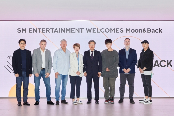 SM은 서울 성수동 사옥에서 영국 엔터기업인 M&B와 전략적 협약 체결식을 가졌다고 16일 밝혔다. (왼쪽부터) 이성수 SM CAO, M&B 공동대표 Nigel Hall(나이젤 홀), M&B 공동대표 Russ Lindsay(러스 린제이), M&B 공동대표 Dawn Airey(던 에어리), 장철혁 SM 대표, 강타 SM Creative 이사, 음악 담당 이사 Ben Karter(벤카터), 장윤중 SM CBO(오른쪽) /사진제공=SM엔터테인먼트