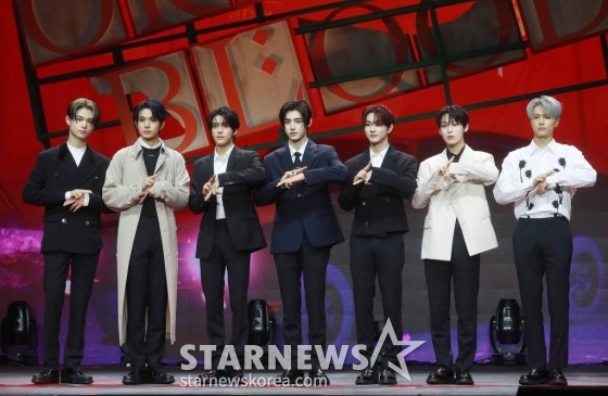 그룹 엔하이픈(ENHYPEN)이 16일 오후 서울 광진구 예스24라이브홀에서 진행된 미니 5집 'ORANGE BLOOD' 발매기념 쇼케이스에서 포즈를 취하고 있다. 이번 앨범의 타이틀 곡 '스위트 베놈'(Sweet Venom)은 그루비한 베이스라인 기반의 펑크 팝 장르의 곡으로, 온몸에 독이 퍼지더라도 너의 곁에서 버틸 것임을 다짐하는 이야기를 담았다. /2023.11.16 /사진=이동훈