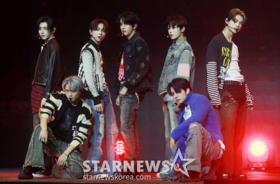 그룹 엔하이픈(ENHYPEN) 니키가 16일 오후 서울 광진구 예스24라이브홀에서 진행된 미니 5집 'ORANGE BLOOD' 발매기념 쇼케이스에서 신곡을 선보이고 있다. 이번 앨범의 타이틀 곡 '스위트 베놈'(Sweet Venom)은 그루비한 베이스라인 기반의 펑크 팝 장르의 곡으로, 온몸에 독이 퍼지더라도 너의 곁에서 버틸 것임을 다짐하는 이야기를 담았다. /2023.11.16 /사진=이동훈