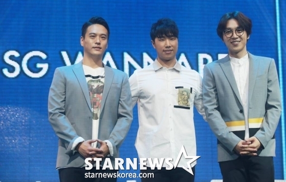 보컬 그룹 SG워너비가 20일 오후 서울 마포구 서교동 무브홀에서 열린 새 미니앨범 '더 보이스'(THE VOICE 컴백 쇼케이스에서 포즈를 취하고 있다. 새 미니앨범 '더 보이스'는 최고의 프로듀서 조영수와 히트 메이커 김도훈이 참여했다. '가슴 뛰도록', '좋은 기억' 등 2곡의 타이틀을 비롯해 SG워너비 앨범 커리어 최초로 멤버 전원이 직접 작사, 작곡에 참여한 자작곡 3곡도 수록됐다. /사진=김창현 기자 chmt@